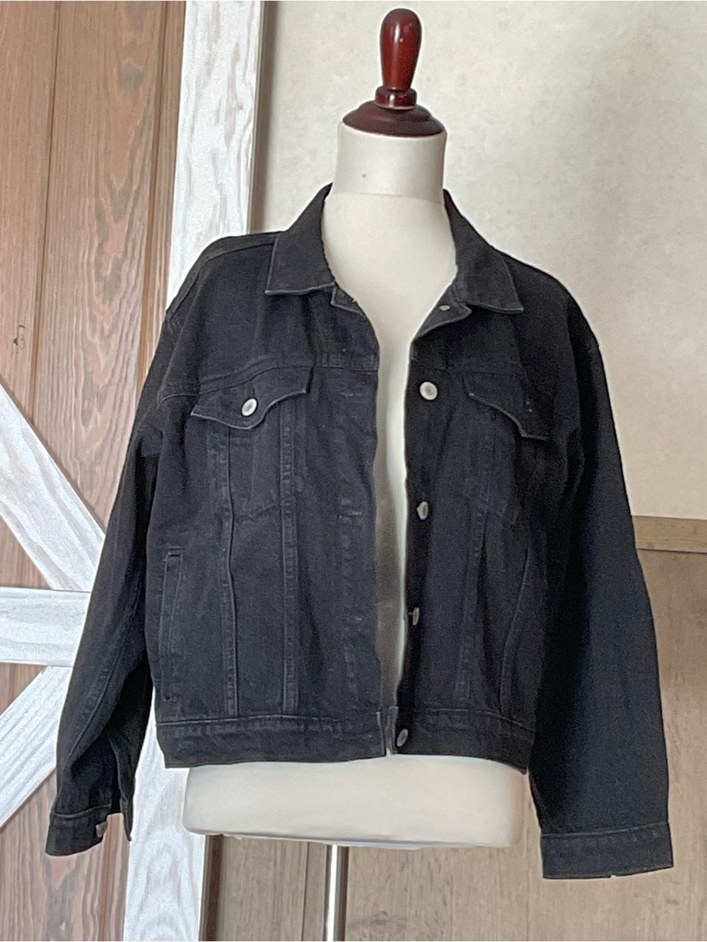 GAP Black Denim Jacket w/Button Front, Side and Breast Pockets. Size Large. EUC